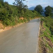 Dağ taş demeden Of Belediyesi Beton yol çalışmalarına devam ediyor