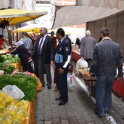 Of Belediyesi Zabıta Müdürlüğü Ekipleri Semt Pazarlarını denetlemeye devam ediyor