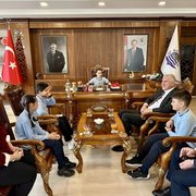 Of Belediyesi'nde başkanlık koltuğu minik öğrenci Zeynep'e emanet edildi